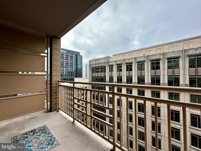 Building Photo - 888 N Quincy St