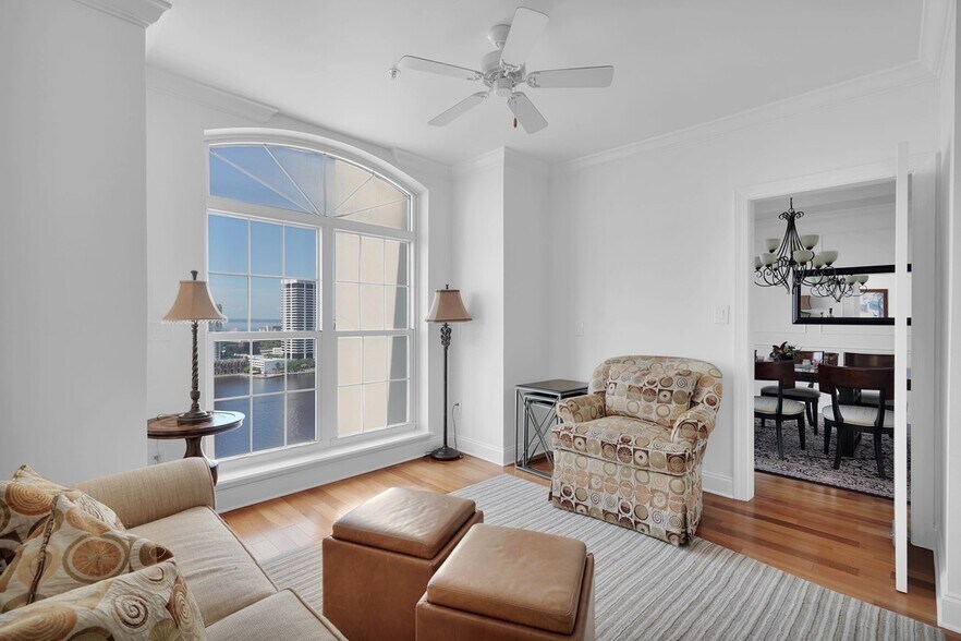 Building Photo - 400 E Bay St