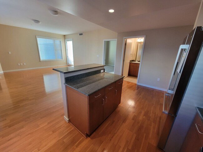 Building Photo - Luxury, Spacious 1 bedroom Apartment in Boulder at the Famous Peloton