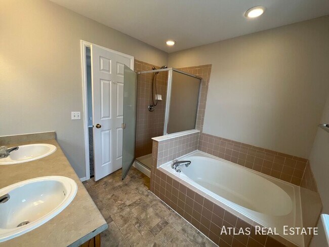 Building Photo - 6423 Elsinore Dr