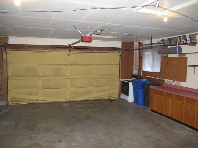 Building Photo - Pet Negotiable 3 Bedroom Home. Fire Place and Garage.