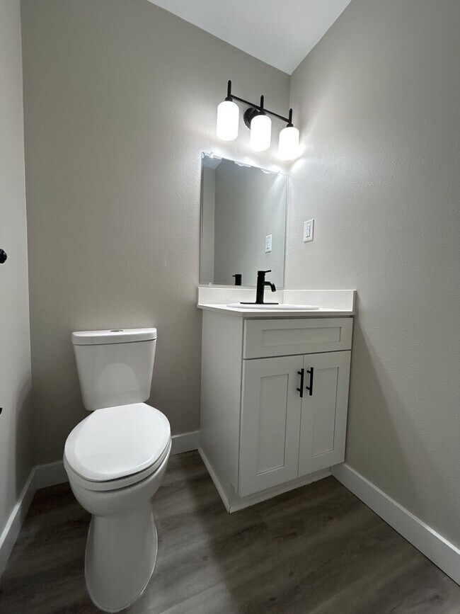 Building Photo - 2-Bedroom, 1-Bathroom Condo in South Bend – $1,464/Month (Lawn Care & Snow Removal Included!)