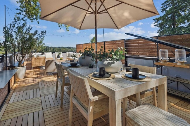 Building Photo - Skyview Townhome: Luxury Living in Lake Oswego's Premier First Addition Neighborhood