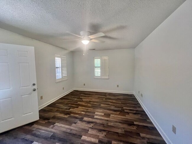 Building Photo - Freshly paint! No Carpet! Barn/Garage! Fir...