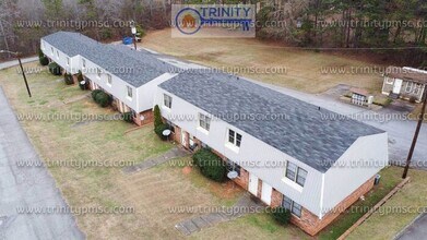 Building Photo - Recently Renovated and ready for you! Dog-...