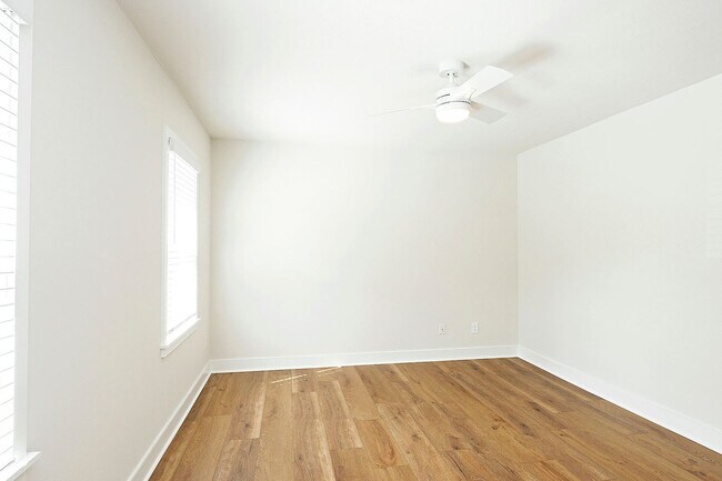 Building Photo - Newly Renovated Townhome in the Heart of Belmont