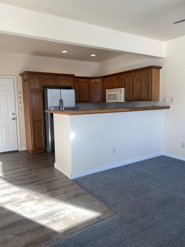 Building Photo - Spacious  3 bedroom 2.5 bathroom townhouse