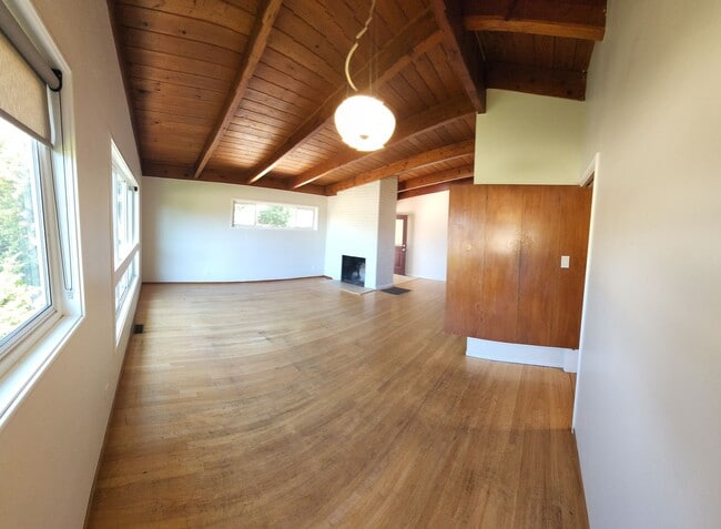 Building Photo - Large 5 Bedroom Home close to Poly Campus!!