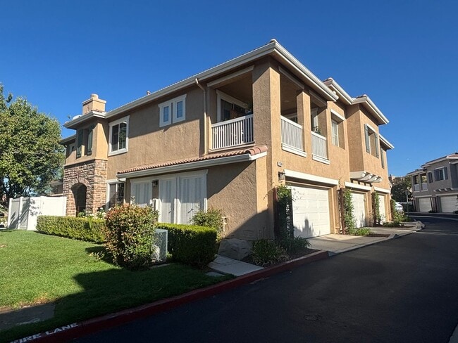 Building Photo - Spacious 3-Bedroom + Loft Townhome for Ren...