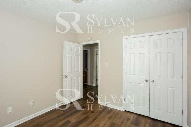 Building Photo - This home exudes a cheerful and welcoming charm!