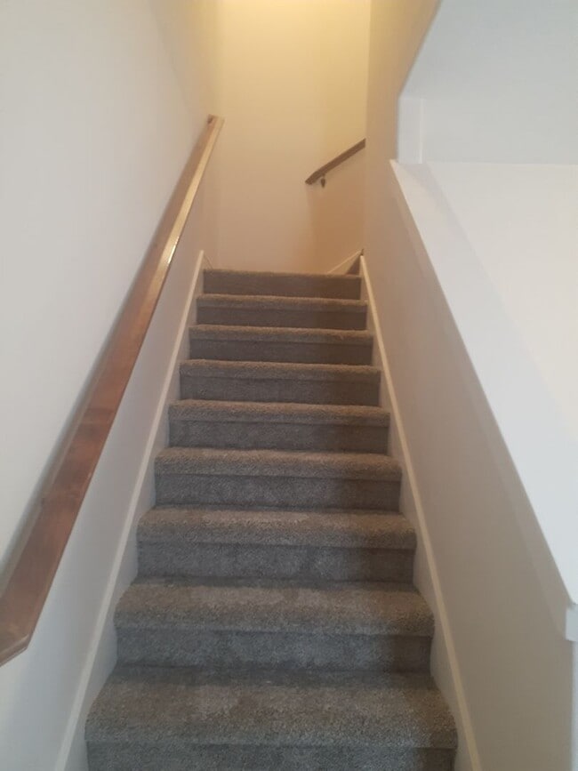 Building Photo - 3 Bed, 2.5 Bath, Rock Creek Townhome