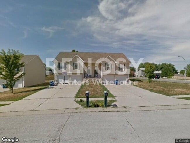 Building Photo - Cute 3 Bed, 2 full bath Townhome in Liberty