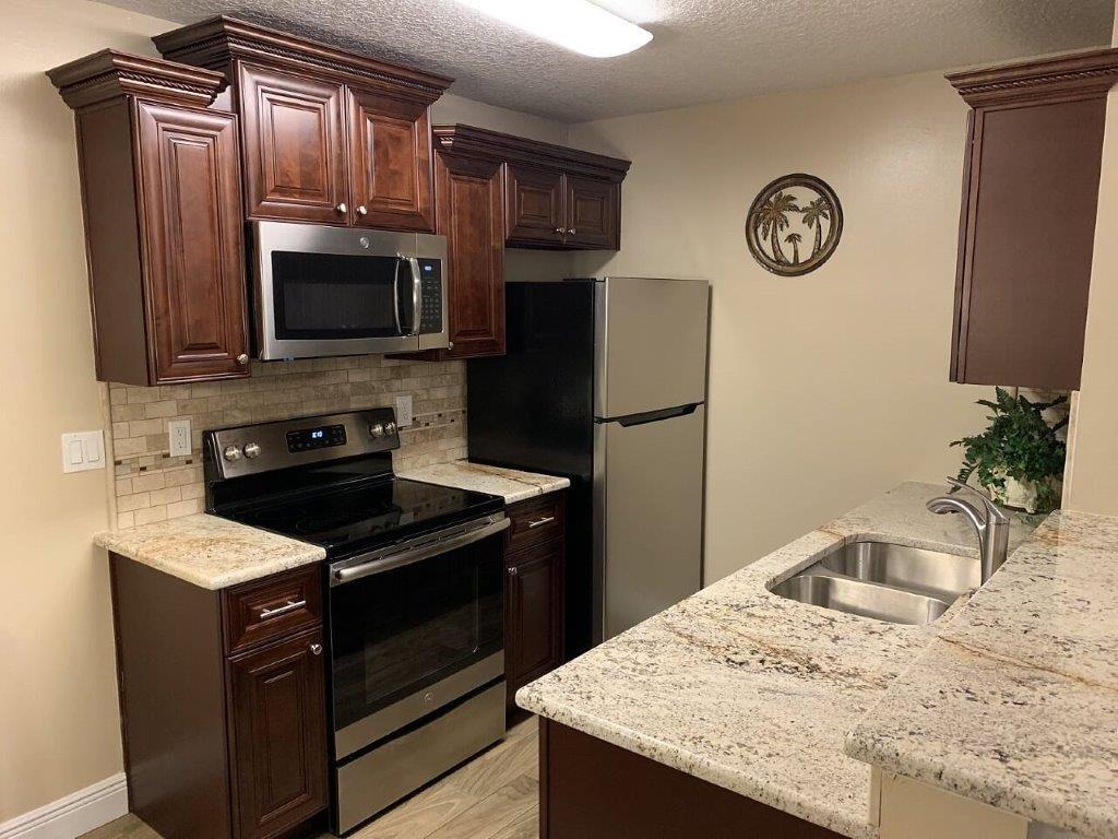Kitchen - 2612 Grassy Point Dr