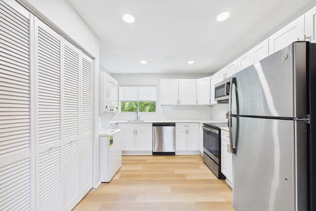 Building Photo - Iris Flats