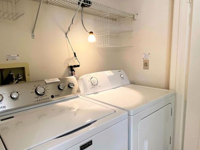 Building Photo - Desirable 2 Bedroom 2.5 Bathroom Townhome ...