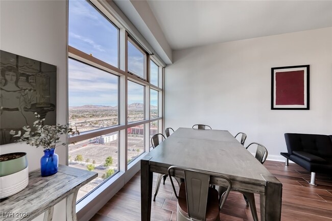 Building Photo - 150 S Las Vegas Blvd