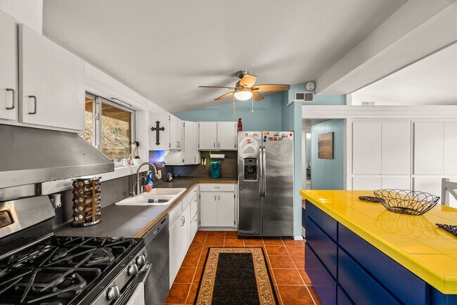 Building Photo - 1512 Waterside Dr