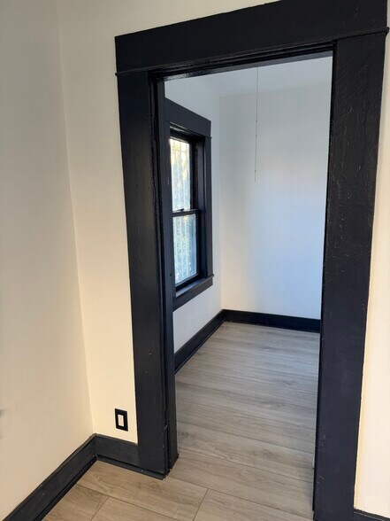 Building Photo - 2113 1/2 Aaron St