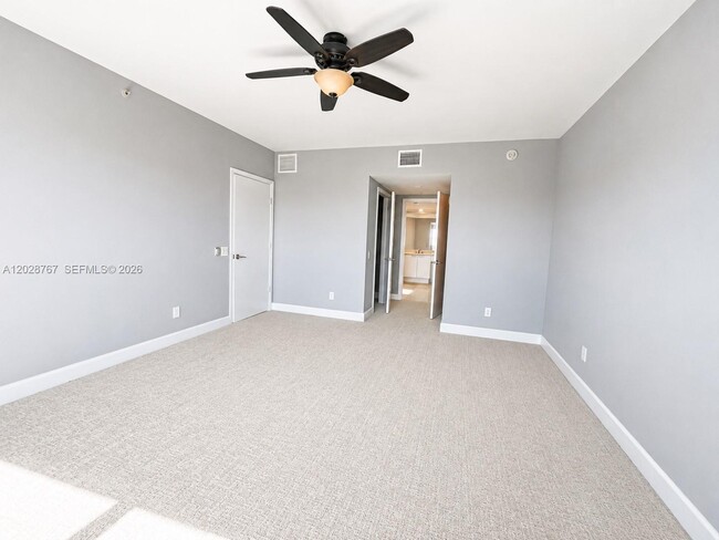 Building Photo - 14951 Royal Oaks Ln