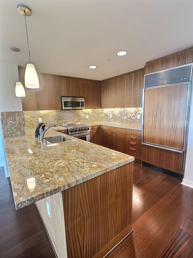 Building Photo - 20th Floor Spacious 3 Bedroom Condo with Den