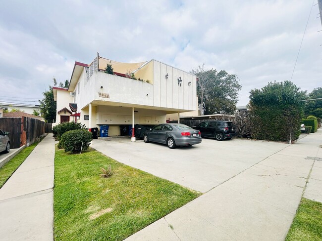 Building Photo - 3645 Kelton Ave