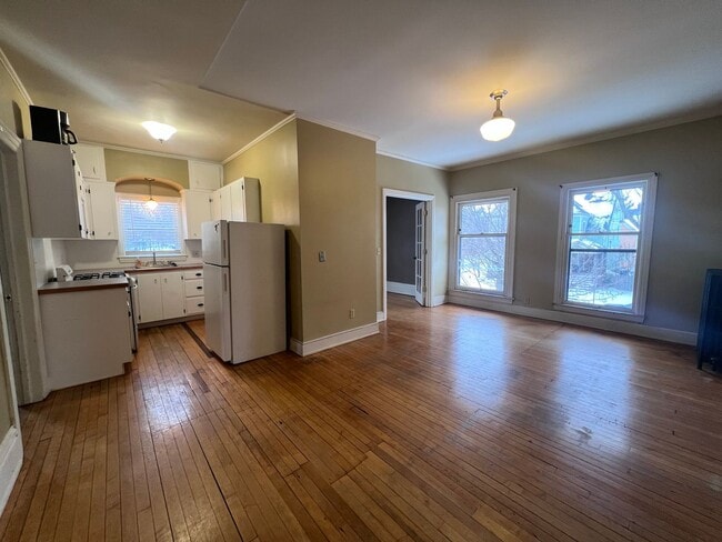 Building Photo - Adorable Two Bedroom Upper in Heritage Hill!