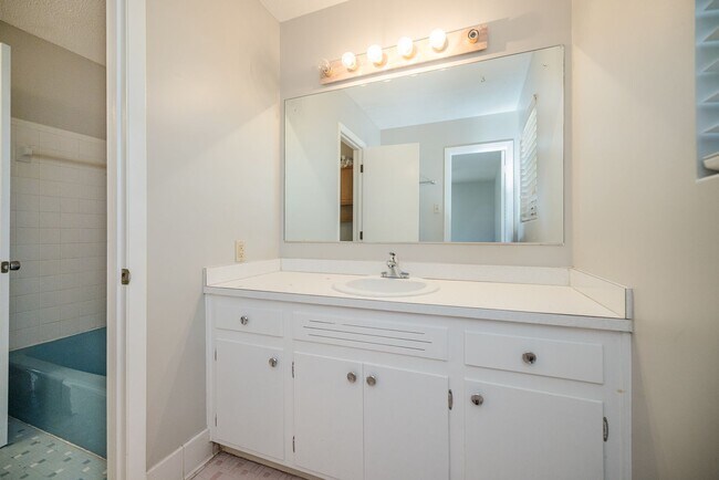 Building Photo - 240 Maywood Dr