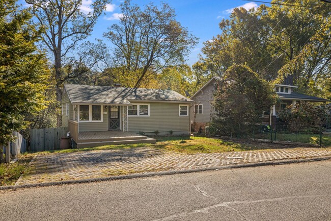 Building Photo - Bright 3-Bedroom in West Asheville with Fe...