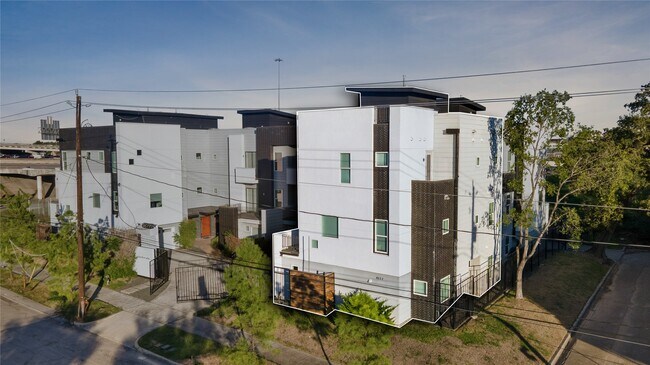 Building Photo - 4117 Chartres St