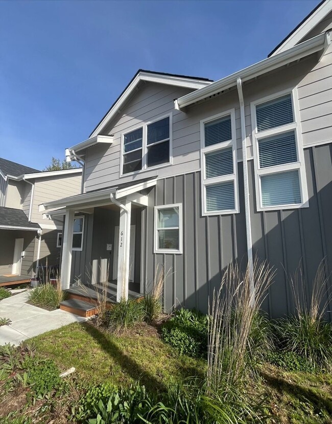 Building Photo - Modern 3-Bedroom Home Backing to Greenbelt in Meridian!