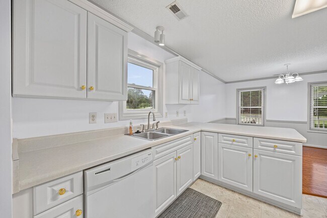 Building Photo - Beautiful 3-bed, 2 bath home in Hallmark G...