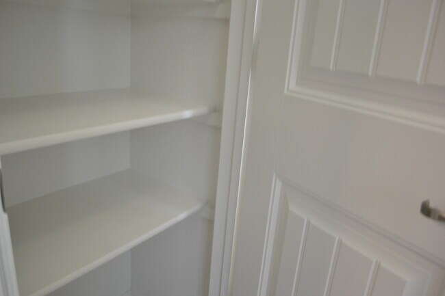 Building Photo - House for Lease in Heartland Area!