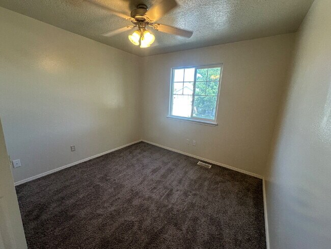 Building Photo - "Spacious 4-Bedroom Gem with 2.5 Bathrooms...