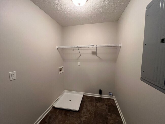 Building Photo - Move-in Special! Available Immediately! Gorgeous 4 Bedroom 3 Bath in Creeksbend Subdivision