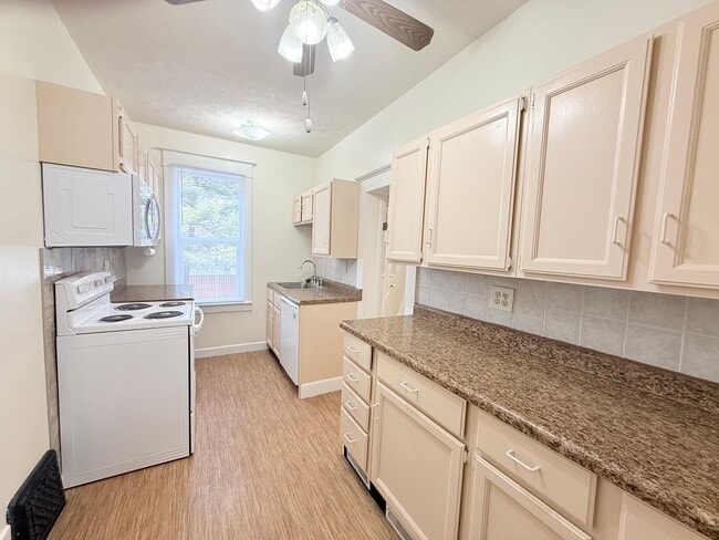 Building Photo - Newly Remodeled 2 BR/1 BA Home!