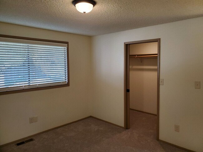 Building Photo - Beautiful 2 Bed 1.5 Bath 2 Story Duplex in...