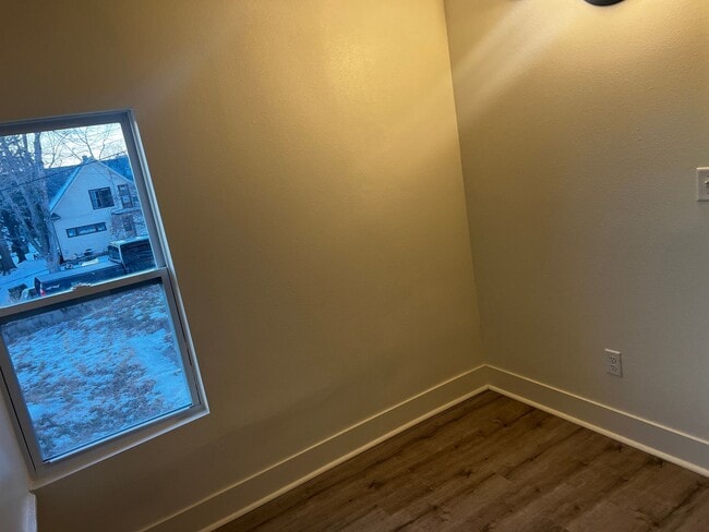 Building Photo - $950 Deposit $950 Rent