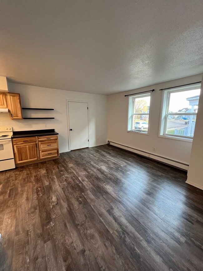 Building Photo - Renovated 2 Bedroom Apartment - AVAILABLE AUGUST!
