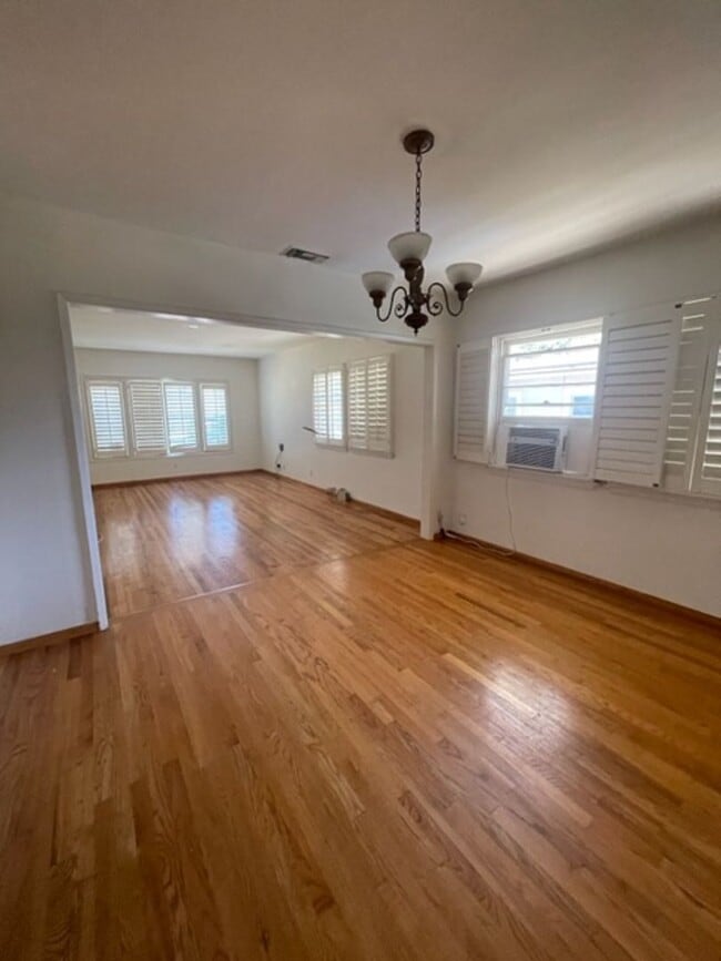 Building Photo - Westchester Home Perfect for Plant/Garden ...