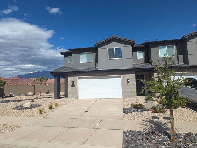 Building Photo - Spacious 4 Bedroom Townhome in Washington!