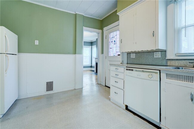 Building Photo - 745 University Ave