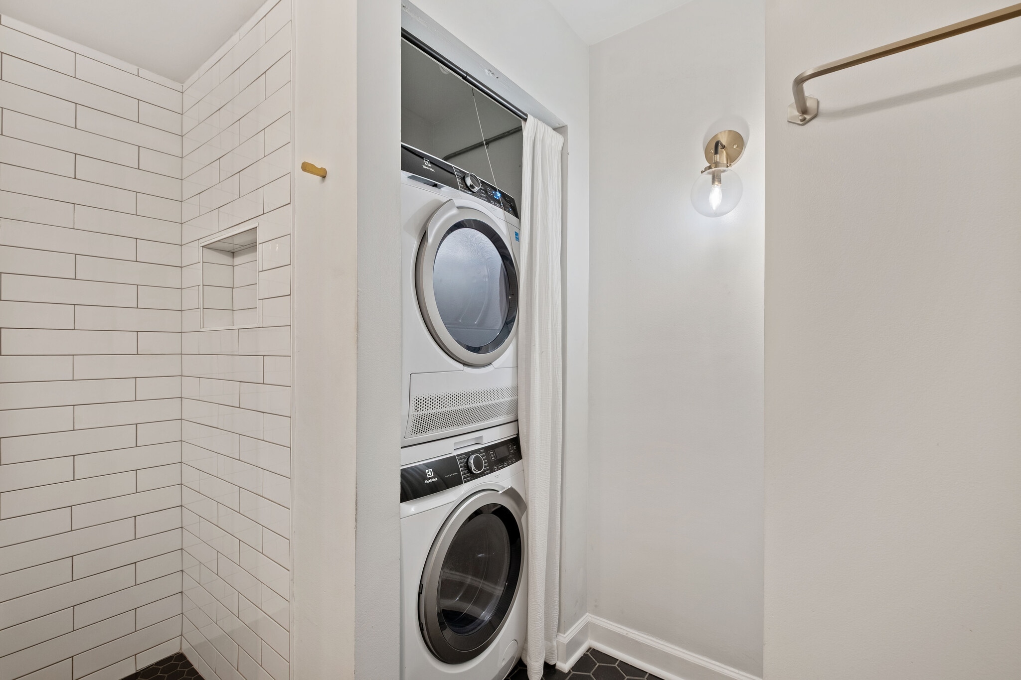 Building Photo - 5854 N Kenmore Ave