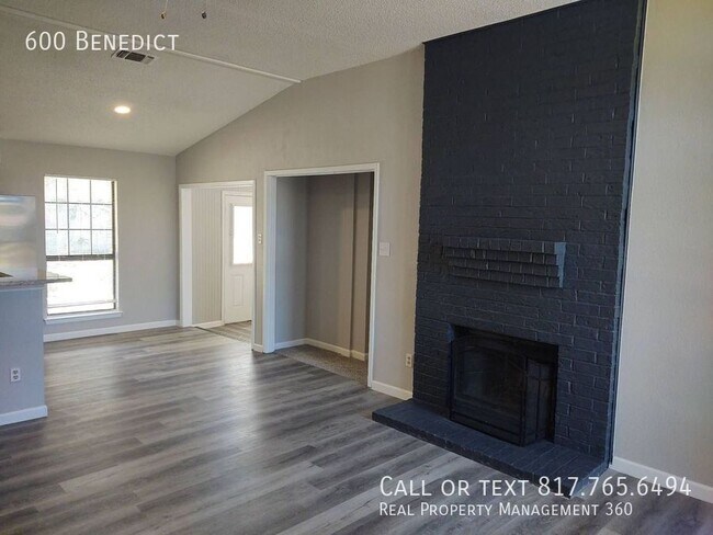 Building Photo - 600 Benedict-