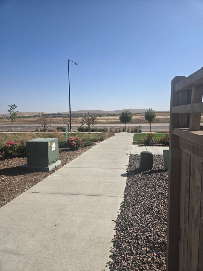 Building Photo - Spacious 4B/3B Available Early April!