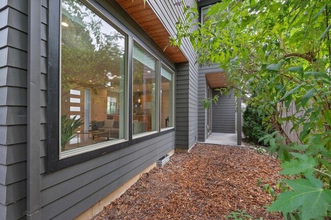 Building Photo - Modern Elegance! Eastmoreland Stunner! Pre...