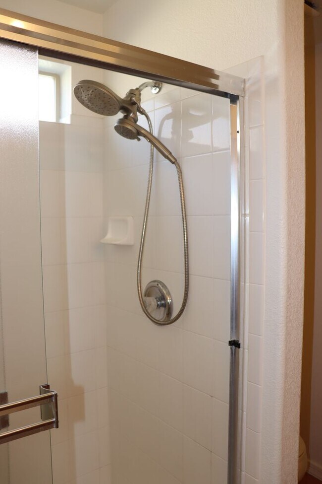 Building Photo - East Side 3 Bed 2 Bath Energy Efficient Pulte Home