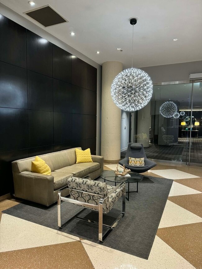 Building Photo - 900 N Kingsbury St