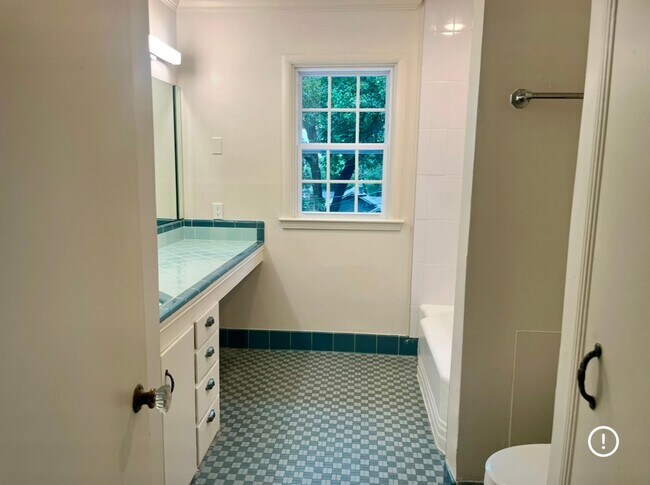 Building Photo - Beautifully updated midtown charmer!