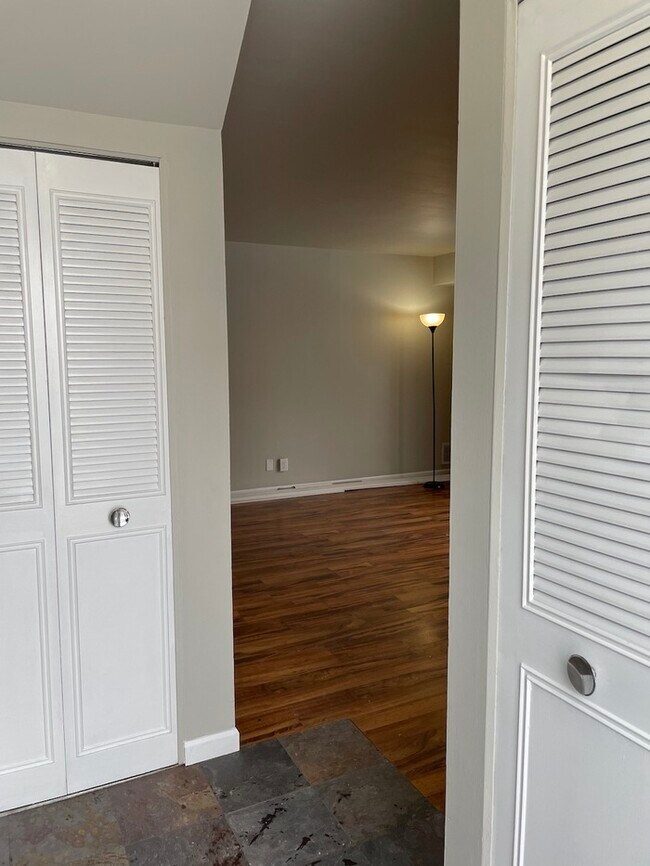 Building Photo - Large 1 bedroom condo Kenbrooke Court!