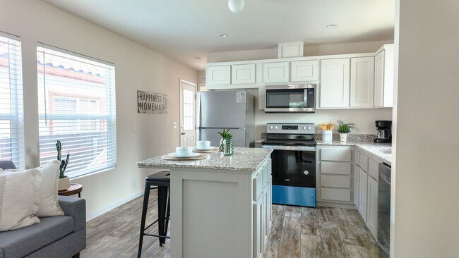 Building Photo - Newer West Sac Home